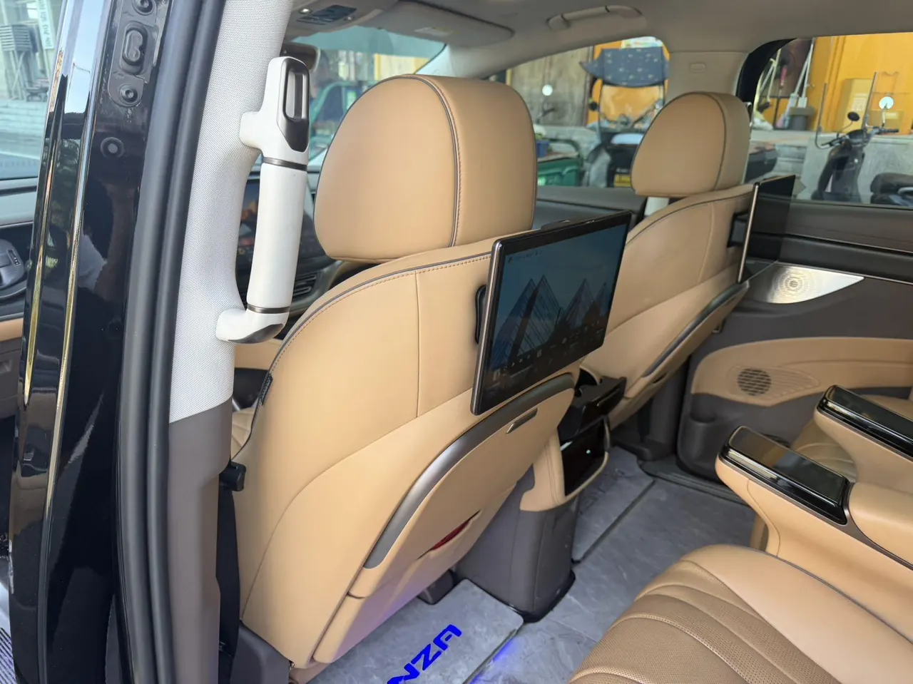 Denza 2022 Denza D9 DM-i 1.5T Stepless 970 Four-wheel Drive Honorable Automatic Gear 4