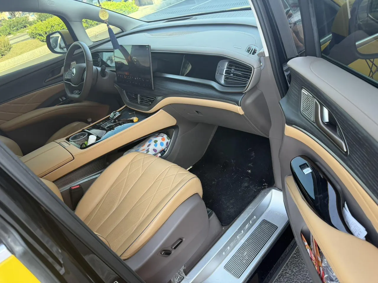 Denza 2022 Denza D9 DM-i 1.5T Stepless 970 Four-wheel Drive Honorable Automatic Gear 6