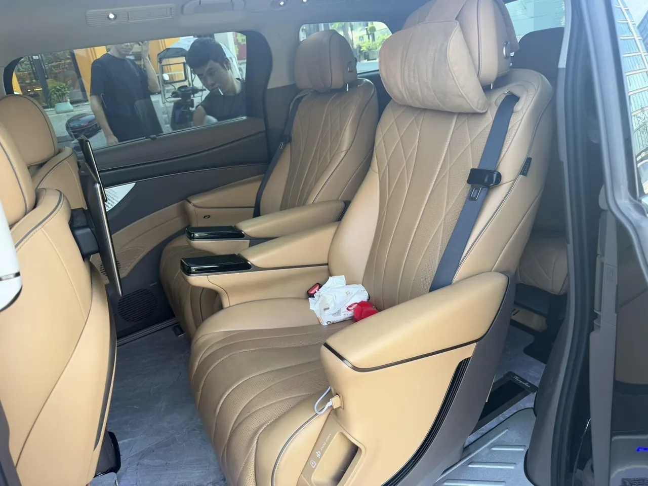 Denza 2022 Denza D9 DM-i 1.5T Stepless 970 Four-wheel Drive Honorable Automatic Gear 8