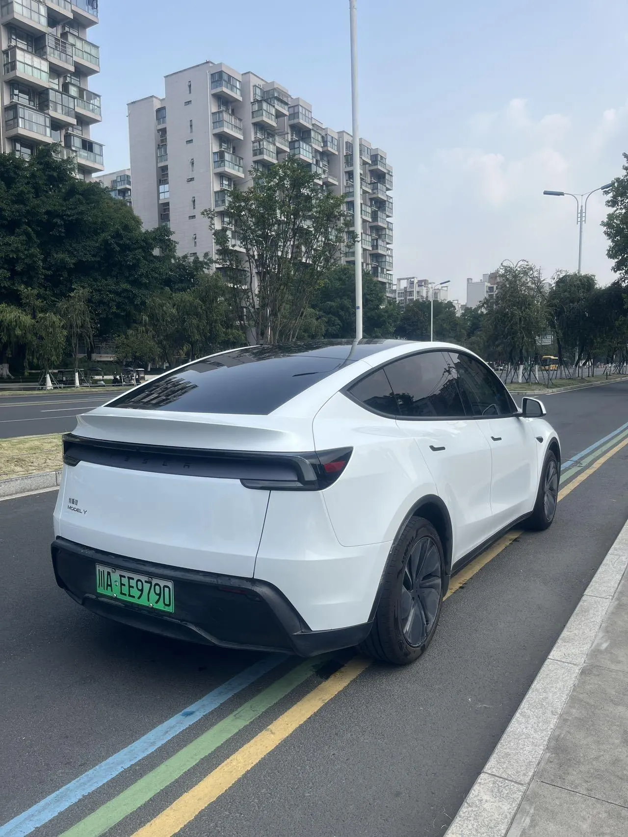 Tesla 2026 Model Y Rear-Wheel-Drive Automatic 7