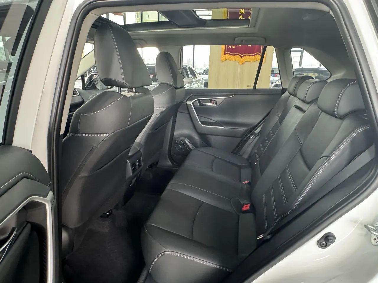 Toyota 2023 RAV4 Rongbo 2.0 Stepless Two-Drive 20th Anniversary Platinum Commemorative Edition Automatic Gear 3