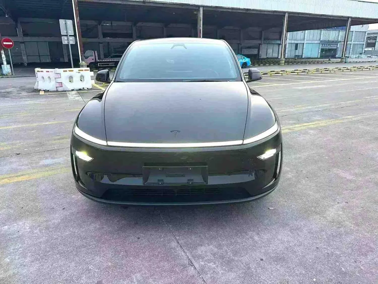 Tesla 2026 Model Y Rear-Wheel-Drive Automatic - View 1