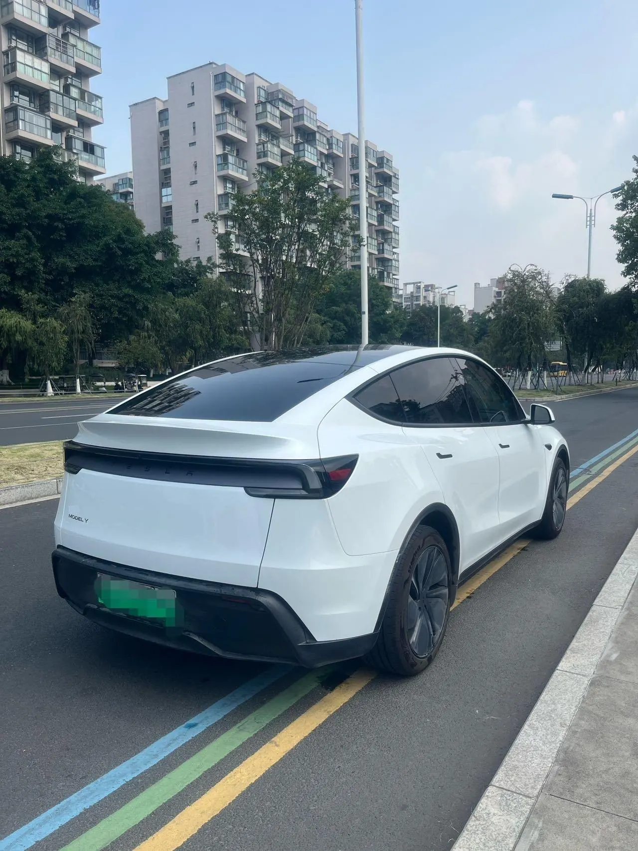 Tesla 2026 Model Y Rear-Wheel-Drive Automatic 6