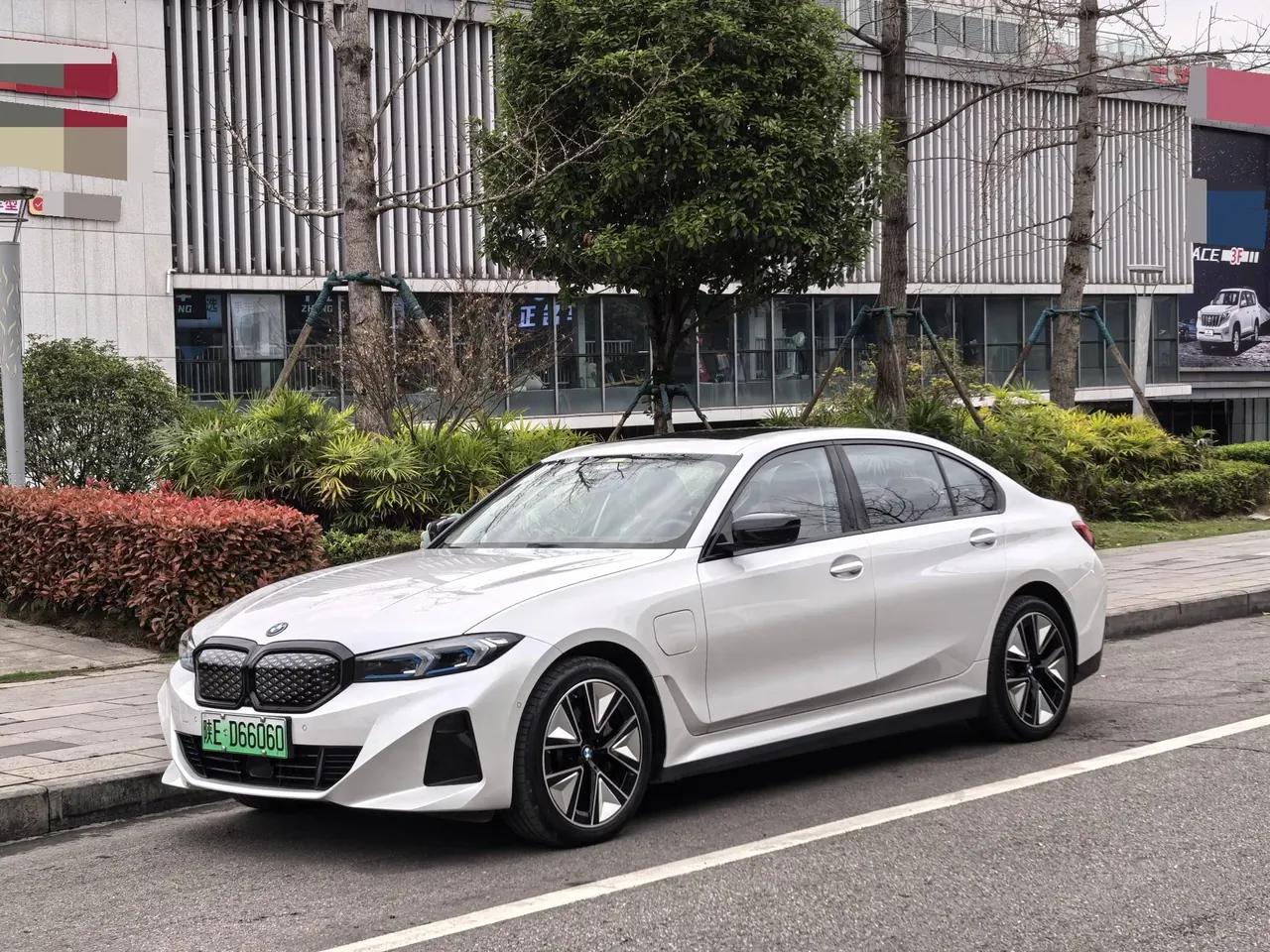 Open image lightbox: BMW 2025 i3 eDrive 40 L obsidian night sports suit automatic gear