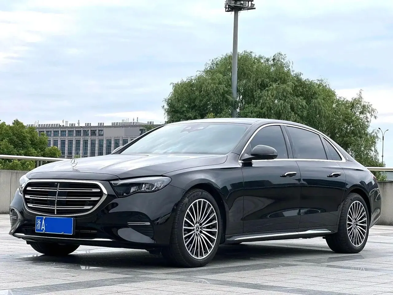 Mercedes Benz E Class 2024 E 300 L 48V 2.0T Luxury Automatic Gear - View 1