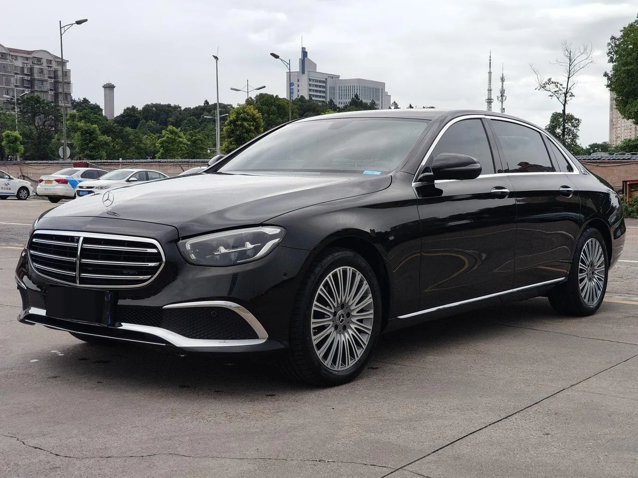 Открыть галерею: Mercedes Benz E Class 2022 E 300 L 2.0T Luxury (Modified 3) Automatic Gear