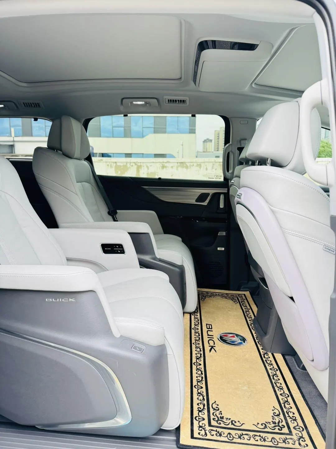 Buick 2025 GL8 ES Lu Zun 48V 2.0T Premium Edition Automatic Gear 17