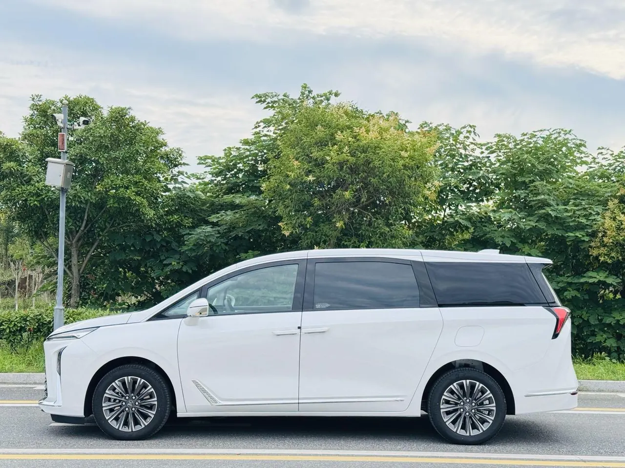 Buick 2025 GL8 ES Lu Zun 48V 2.0T Premium Edition Automatic Gear 18