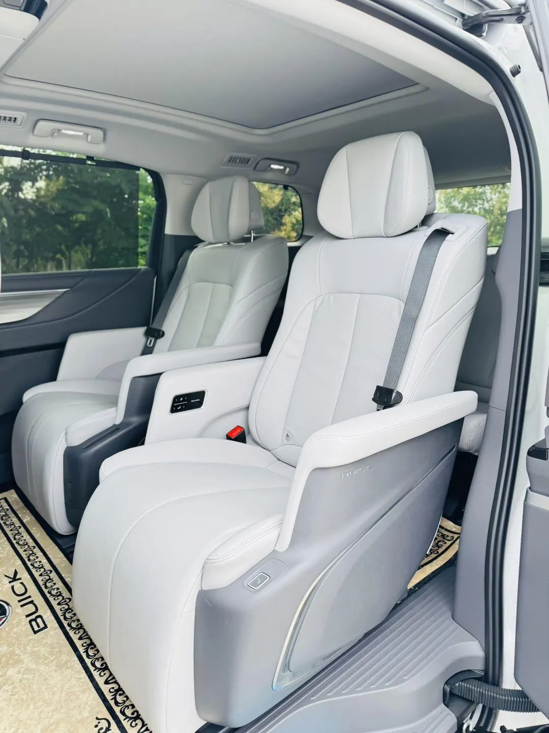 Buick 2025 GL8 ES Lu Zun 48V 2.0T Premium Edition Automatic Gear 8