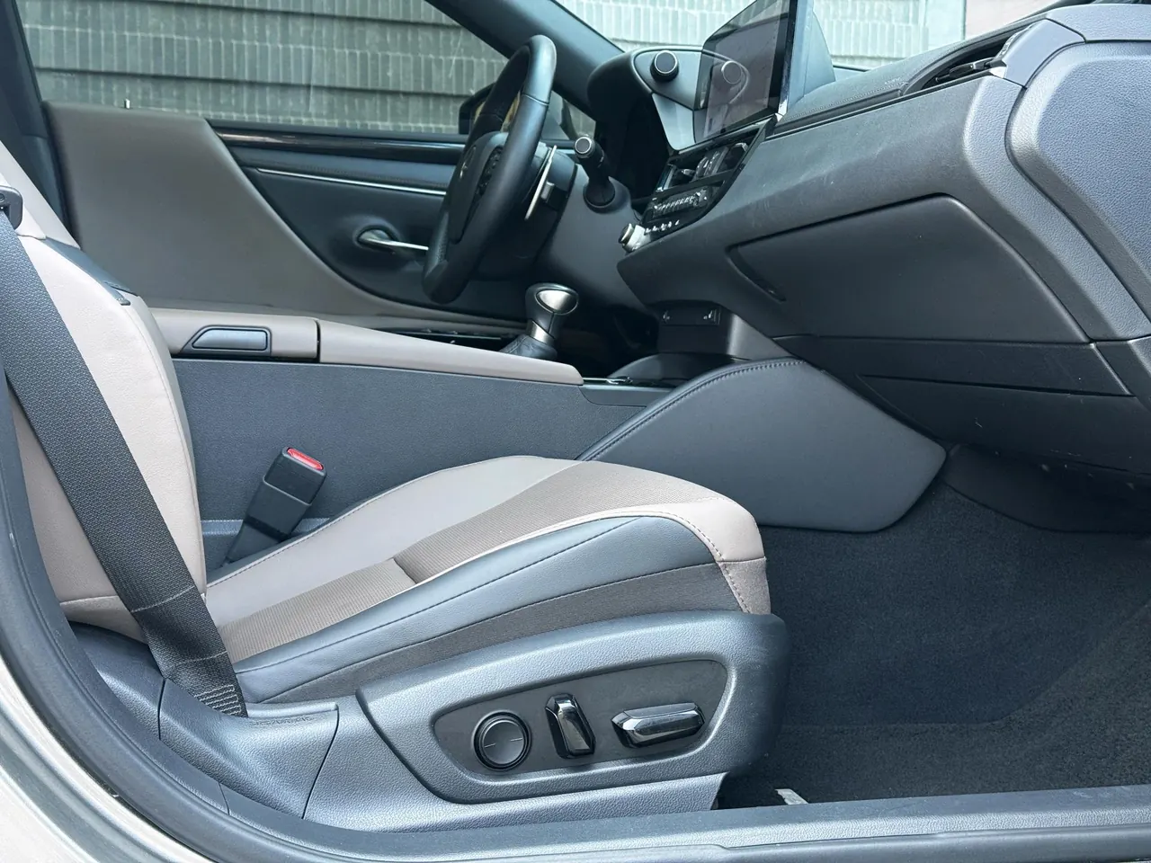 Lexus ES (Imported) 2023 ES200 2.0 Stepless Premium Edition Automatic Gear 12