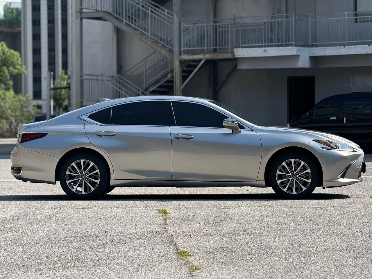 Lexus ES (Imported) 2023 ES200 2.0 Stepless Premium Edition Automatic Gear 2