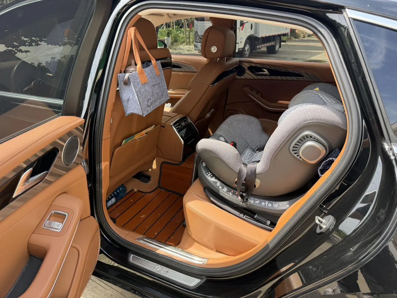 HongQi 2020 H9 48V 2.0T Zhilian Flag Edition Automatic Gear 2