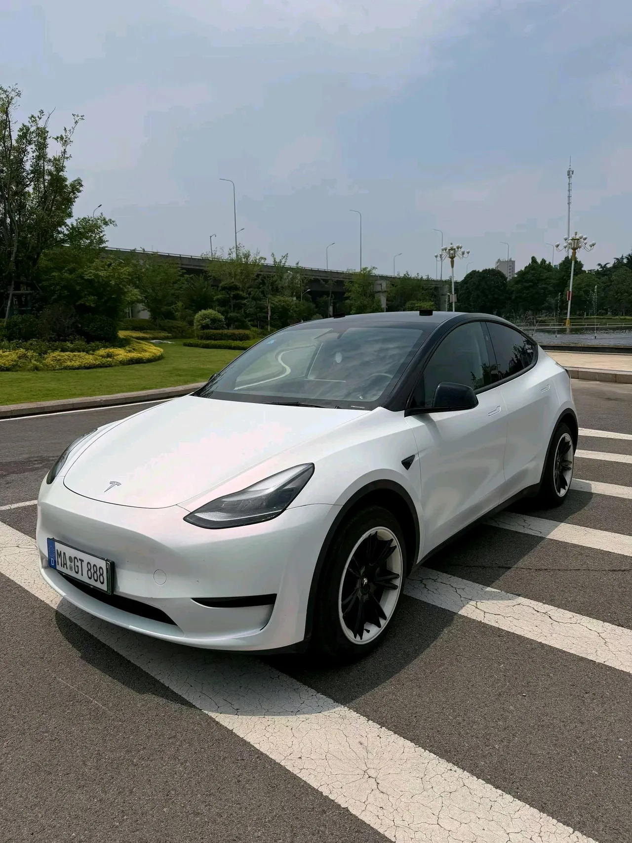 Tesla 2024 Model Y rear-wheel drive version automatic transmission - View 1