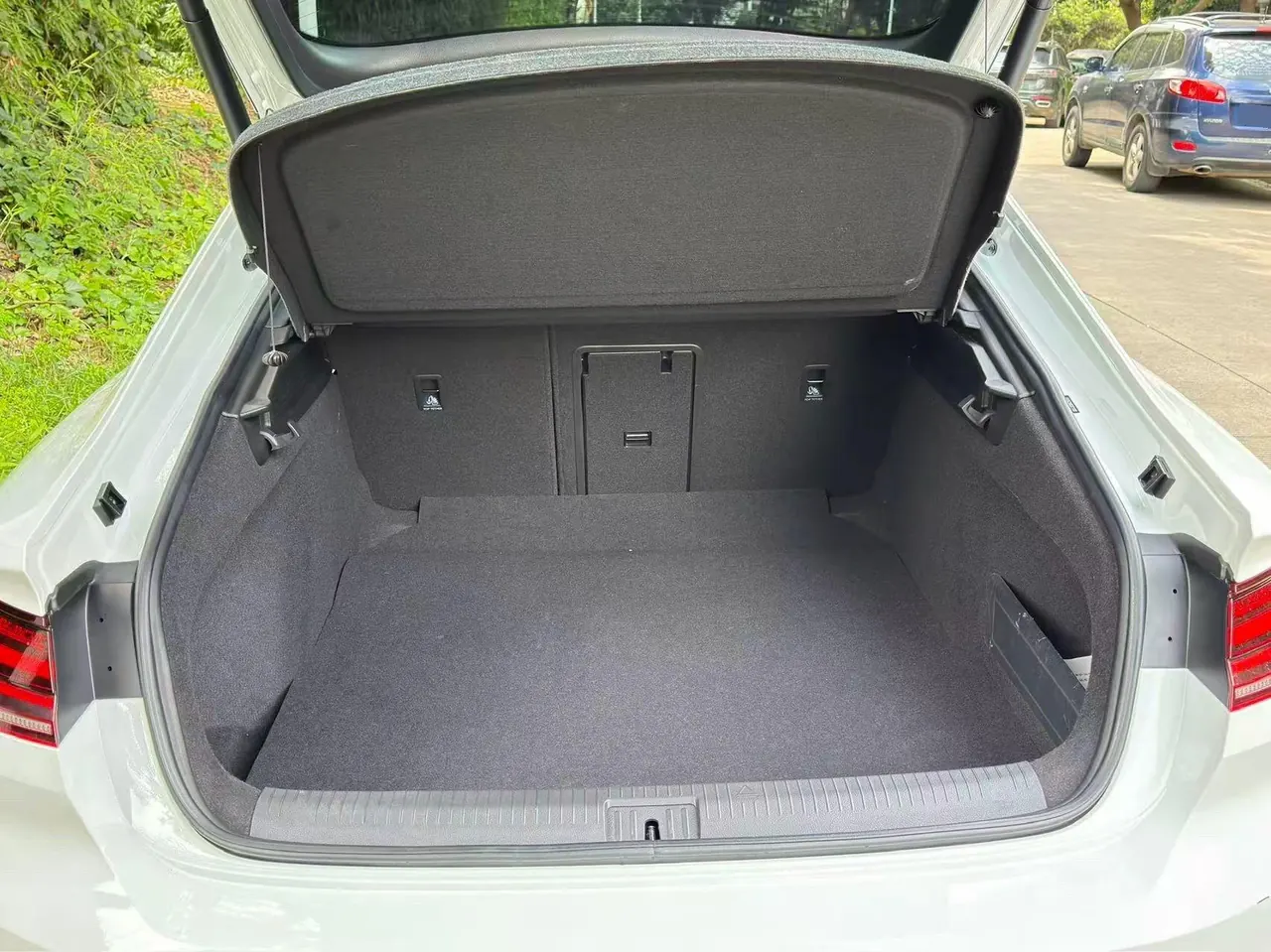 Volkswagen 2025 CC 2.0TSI 380TSI eye-catching automatic transmission 9