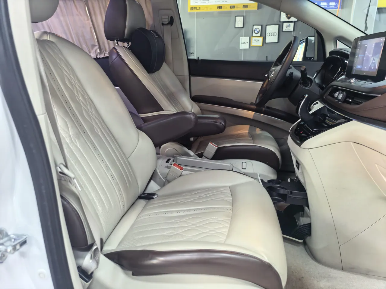 Buick 2022 GL8 Land Business Class 48V 2.0T 652T Luxury Automatic Gear 4