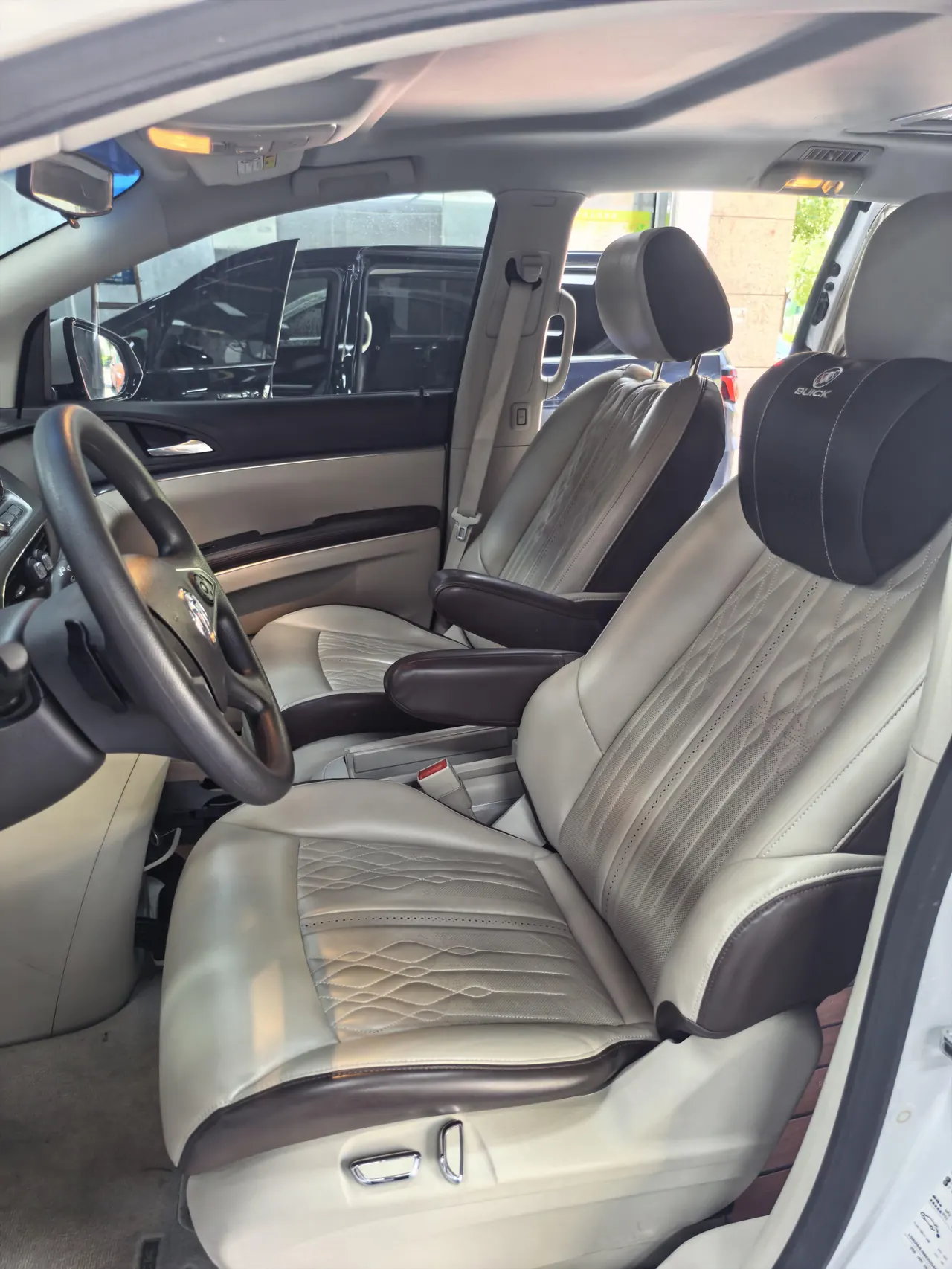 Buick 2022 GL8 Land Business Class 48V 2.0T 652T Luxury Automatic Gear 5