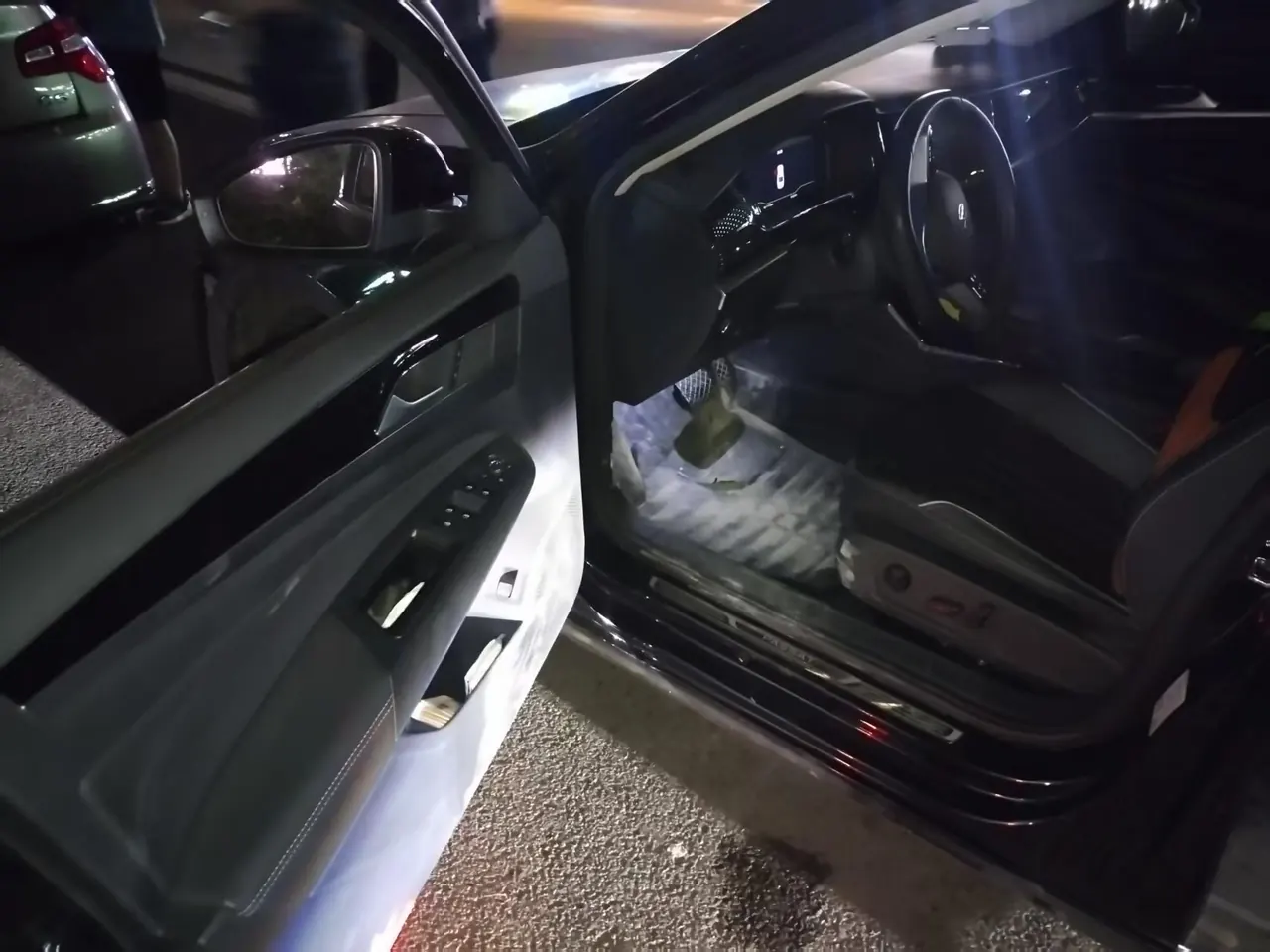 Volkswagen 2023 Passat 2.0TSI 330TSI Elite Edition Automatic 3
