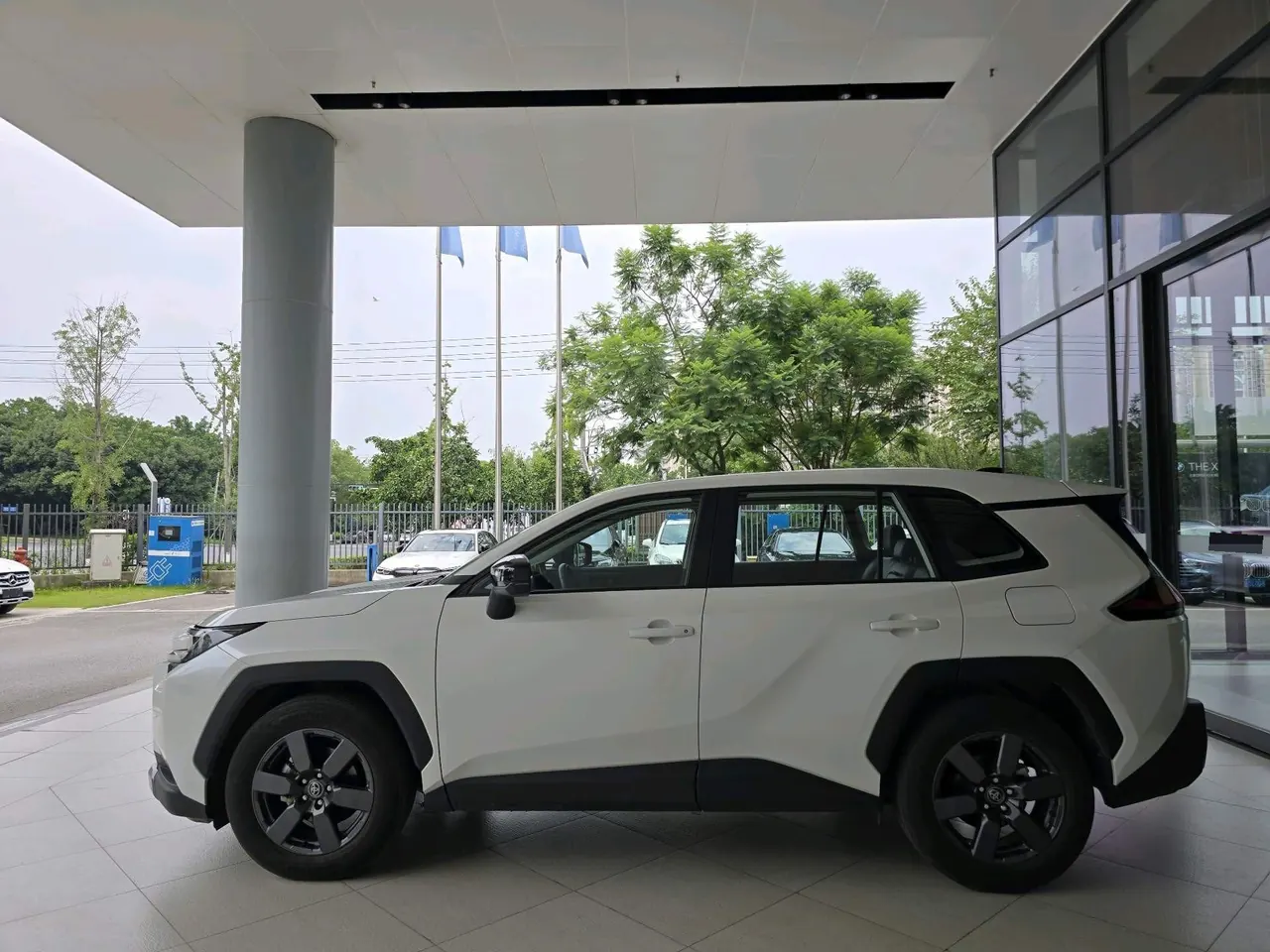 Toyota 2026 RAV4 Rongfong 2.0 Stepless Four-wheel Drive Deluxe Edition Automatic Gear 3
