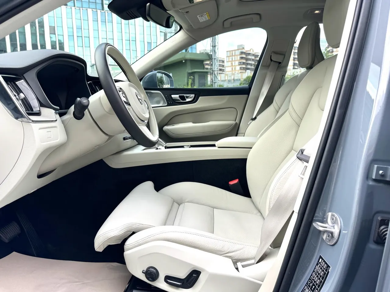 Volvo 2023 XC60 48V 2.0T B5 4-wheel drive Zhiyuan Deluxe Edition Automatic Gear 5