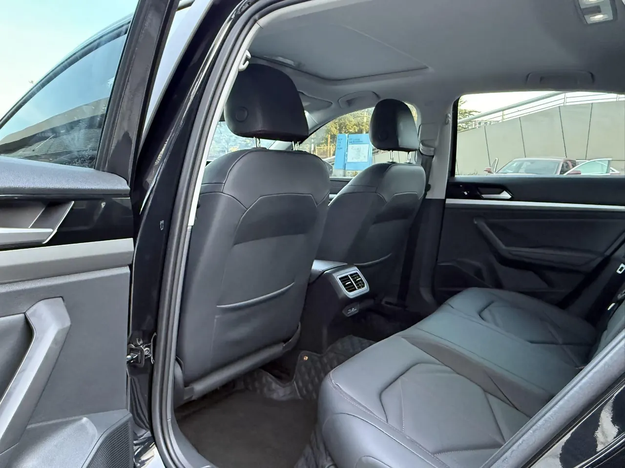 Volkswagen 2024 Lavida 1.5TSI 300TSI Star Leading Edition Automatic Gear 4