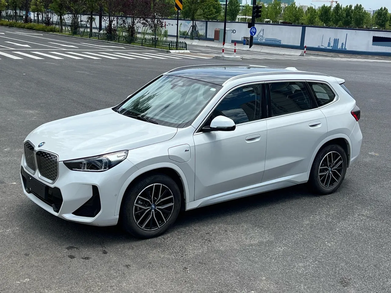Open image lightbox: BMW 2025 iX1 eDrive25L eDrive25L X design set automatic gear