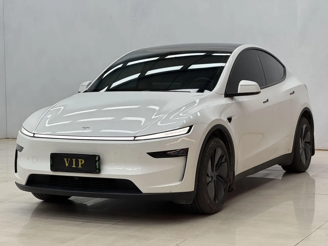 Open image lightbox: Tesla 2025 Model Y rear-wheel drive version automatic transmission