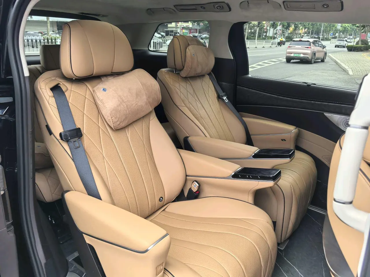 Denza 2024 Denza D9 DM-i 1.5T stepless 980 four-wheel drive distinguished automatic gear 6