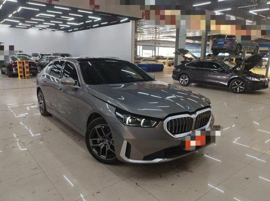 BMW 2024 i5 eDrive 35L Premium Luxury Suit Automatic Gear 2