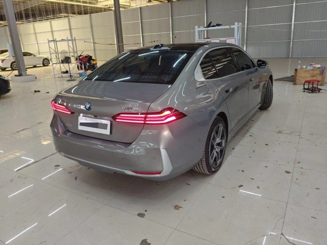 BMW 2024 i5 eDrive 35L Premium Luxury Suit Automatic Gear 3