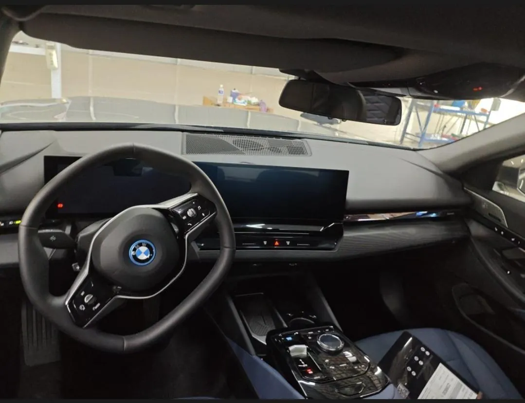 BMW 2024 i5 eDrive 35L Premium Luxury Suit Automatic Gear 4