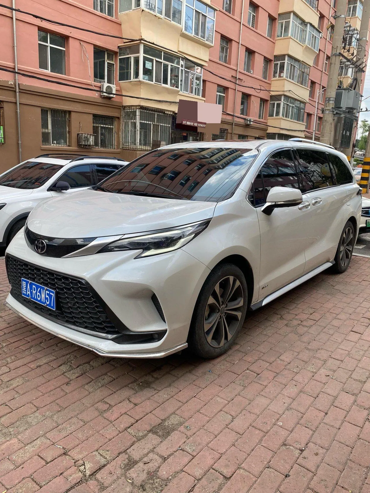 Открыть галерею: Toyota 2024 Grevia HYBRID 2.5 Stepless Premium PLUS Edition Automatic Gear