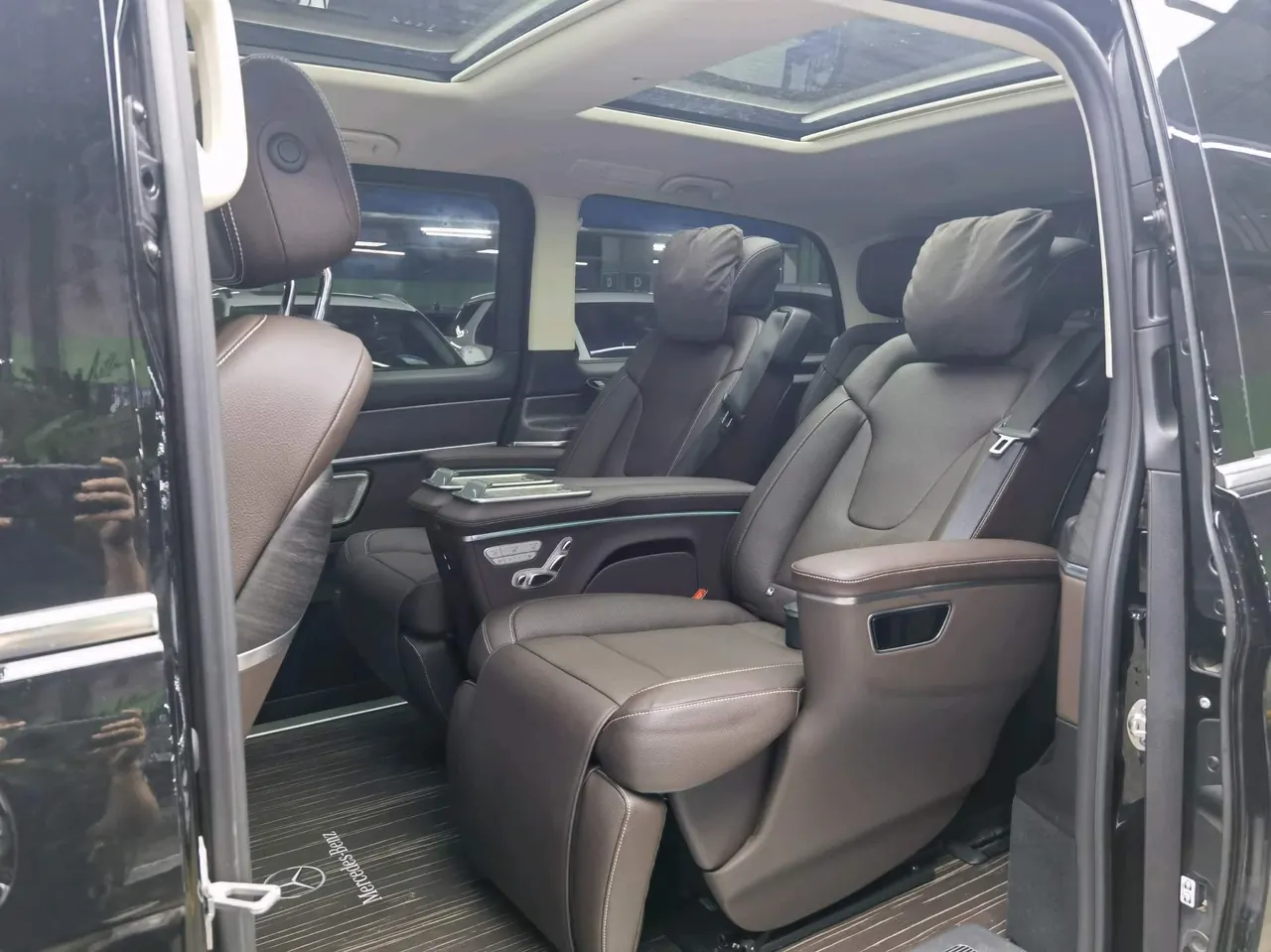 Mercedes Benz V 2024V 300 48V 2.0T Premium Edition Automatic Gear 10