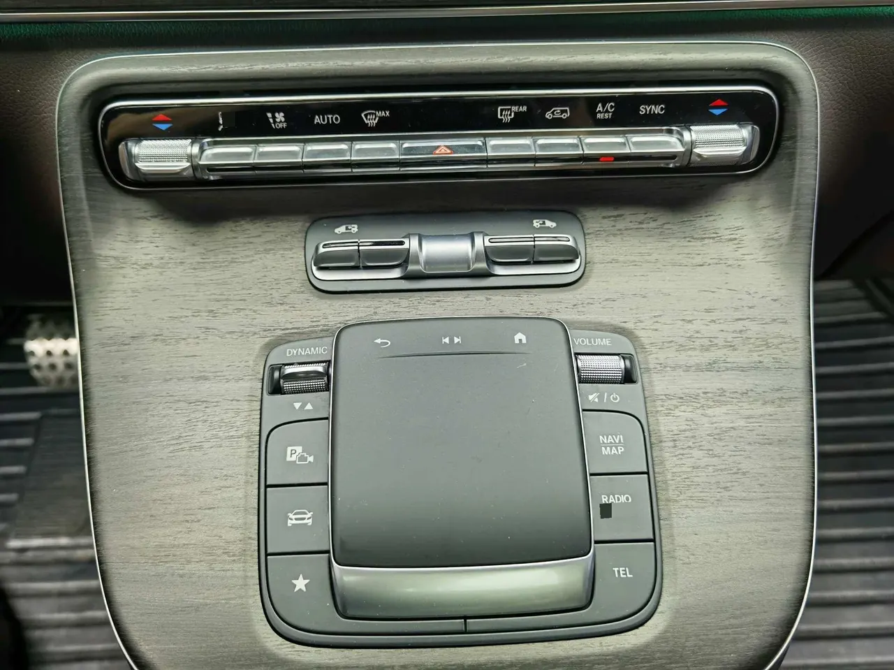 Mercedes Benz V 2024V 300 48V 2.0T Premium Edition Automatic Gear 12