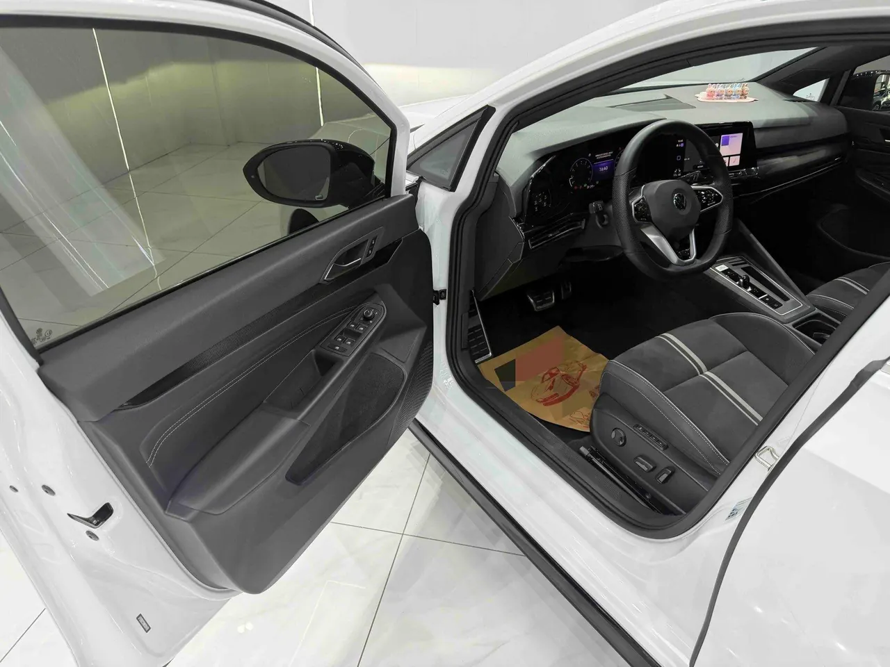 Volkswagen 2021 Golf 8 R-Line 1.4TSI 280TSI Automatic 9