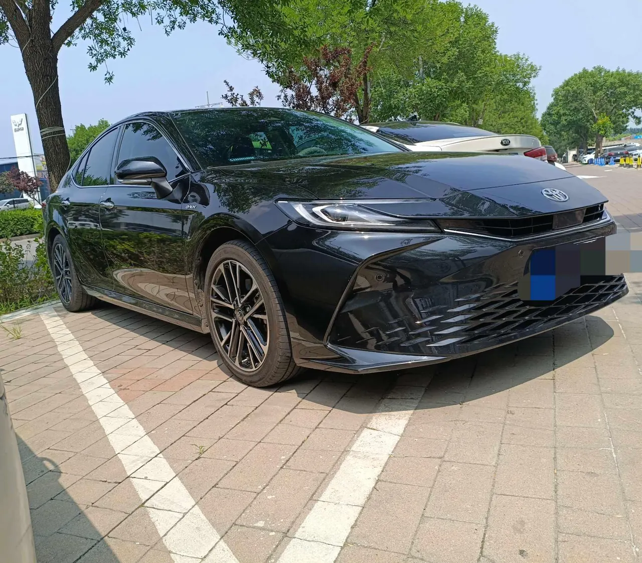 Toyota 2024 Camry Dual Engine 2.5HG Stepless Premium Edition Automatic Gear 3