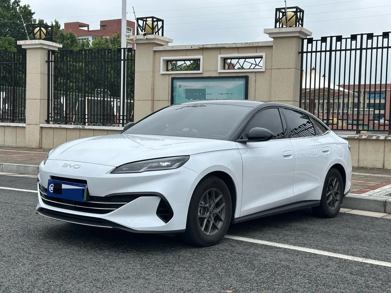 Открыть галерею: BYD 2024 seals 06 DM-i 1.5 stepless 80KM luxury automatic gear
