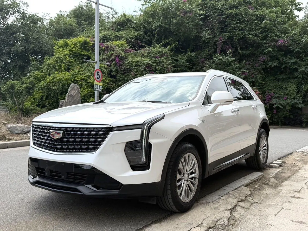 Cadillac 2024 XT4 48V 2.0T 28T Two-Drive Luxury Automatic Gear - View 1