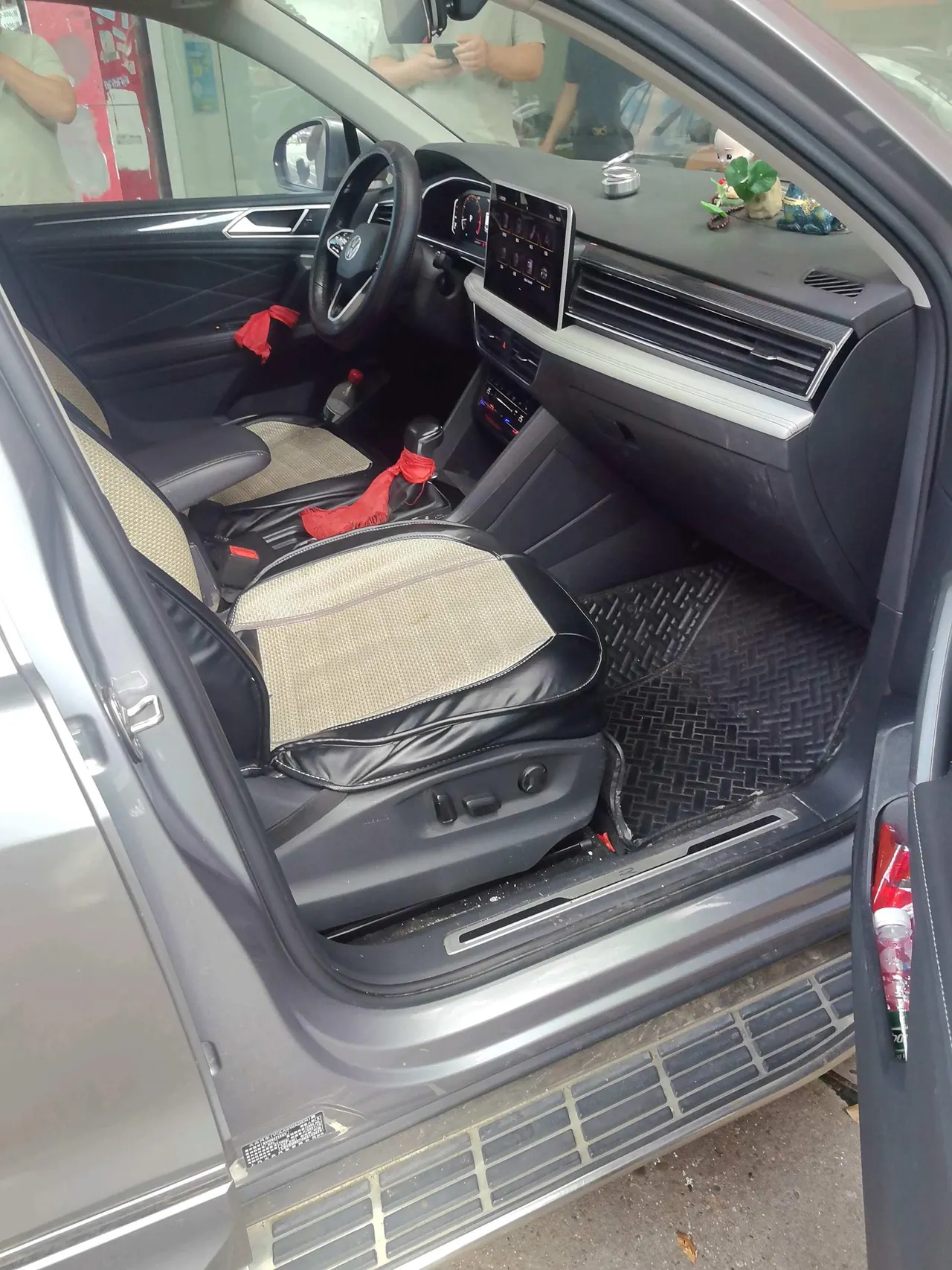 Volkswagen 2022 Tiguan L R-Line 2.0TSI 330TSI Two-Drive R-Line Overdrive Automatic Gear 3