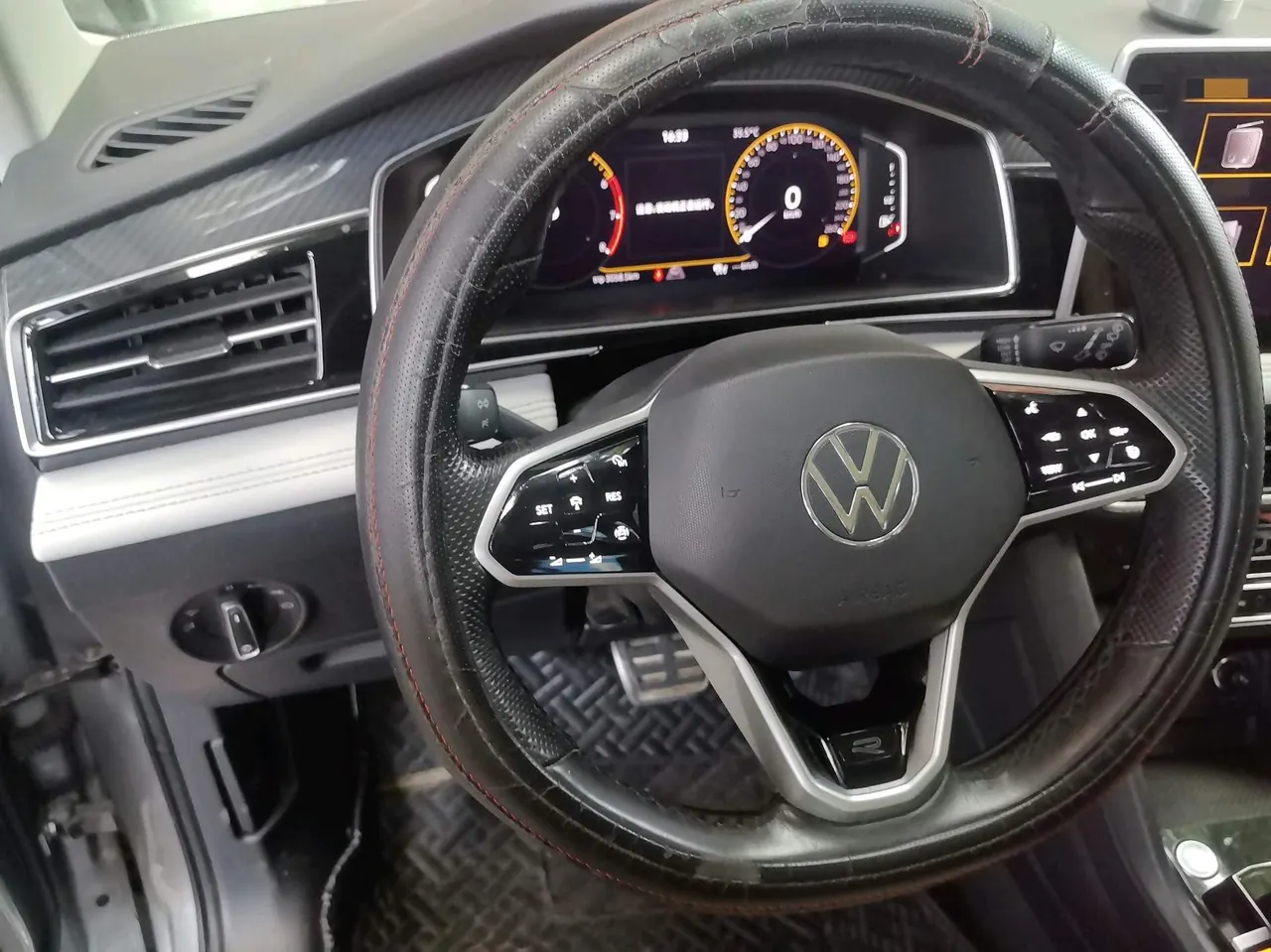 Volkswagen 2022 Tiguan L R-Line 2.0TSI 330TSI Two-Drive R-Line Overdrive Automatic Gear 6