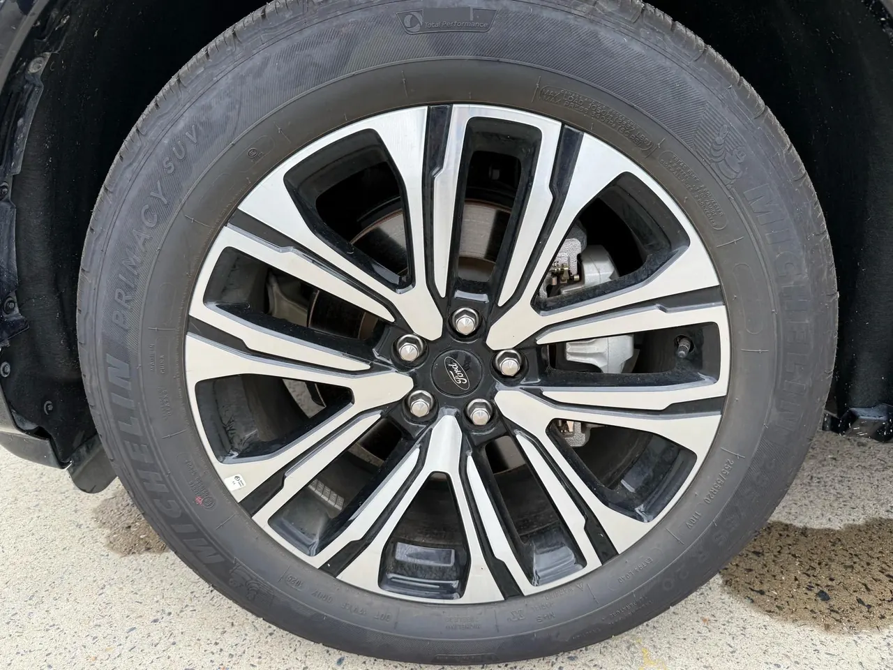 Ford 2024 Explorer 2.3T EcoBoost Four-wheel Drive Titanium Edition 7-seat Automatic Gear 9