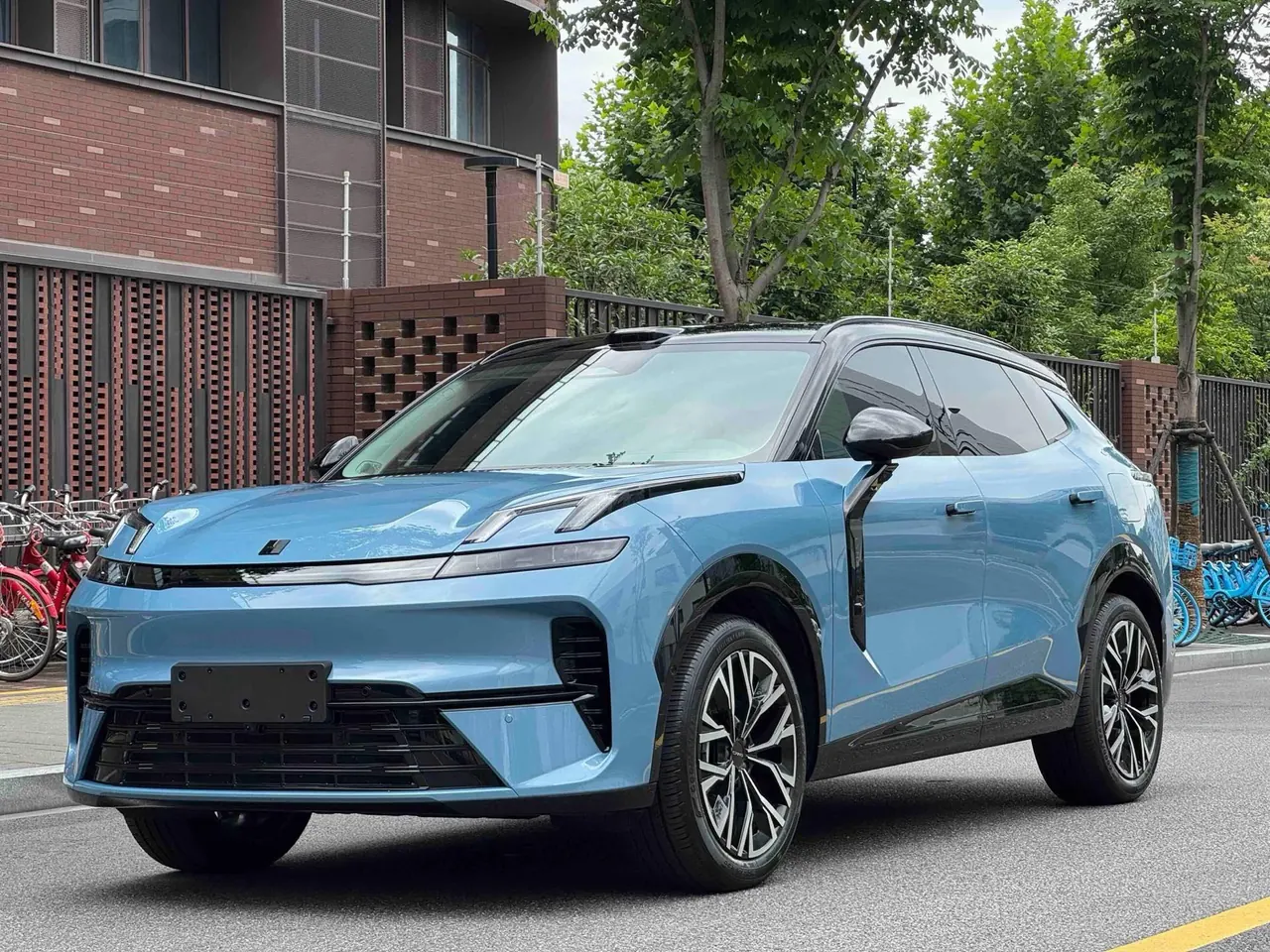 Открыть галерею: LYNK&CO 2026 LYNK&CO 08 EM-P 1.5T 210 Four-wheel Drive Performance Ultra H7 Automatic Gear