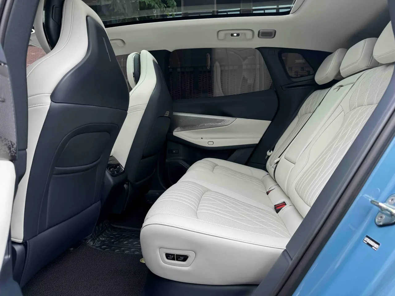 LYNK&amp;CO 2026 LYNK&amp;CO 08 EM-P 1.5T 210 Four-wheel Drive Performance Ultra H7 Automatic Gear 3