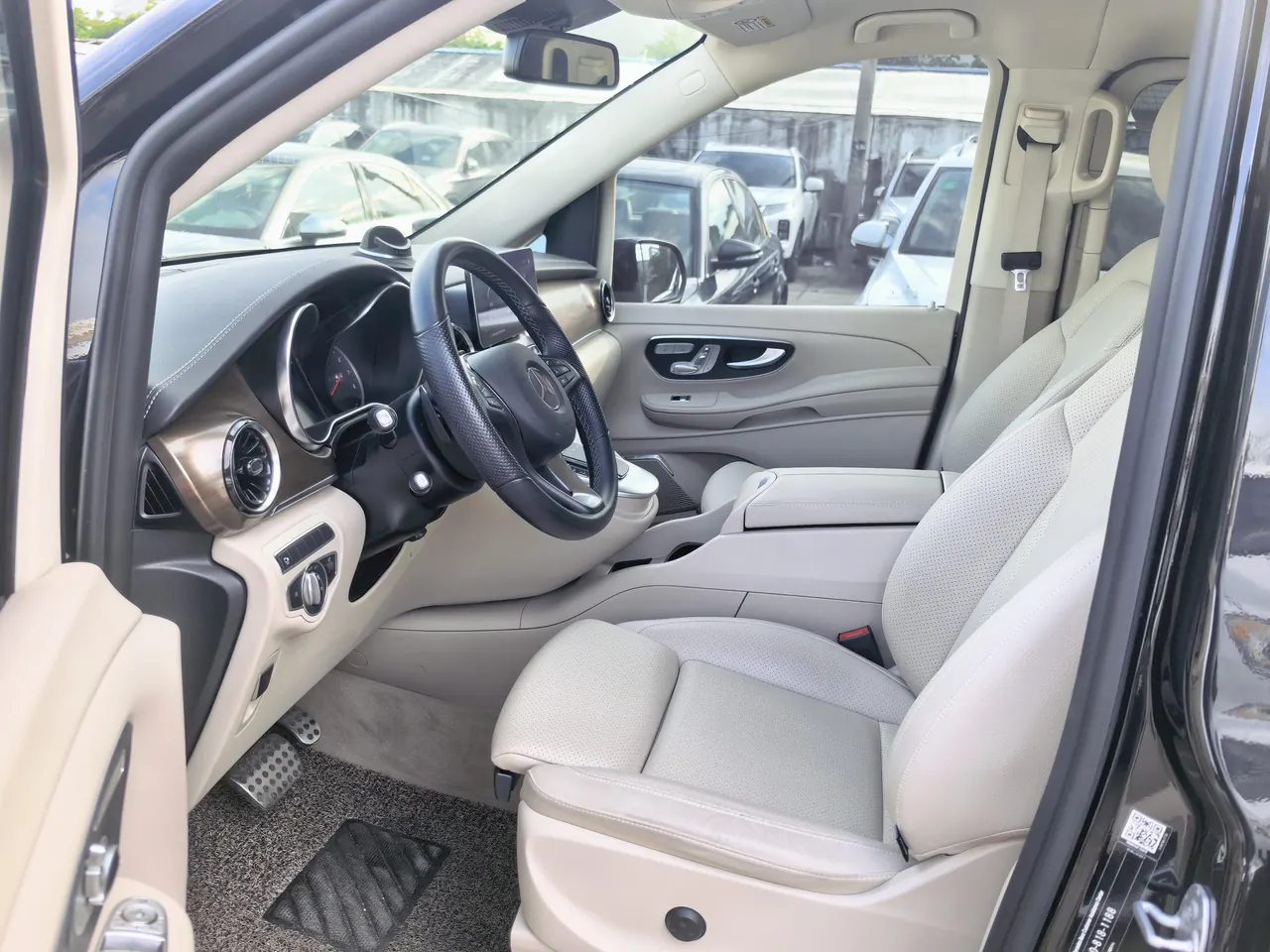 Mercedes Benz V 2022V 260 2.0T Premium Edition Automatic Gear 4
