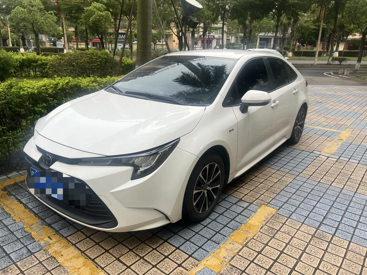 Toyota 2023 Lei Ling Shuangqing 1.8 Stepless Intelligent Electric Hybrid Leading Edition Automatic Gear - View 1
