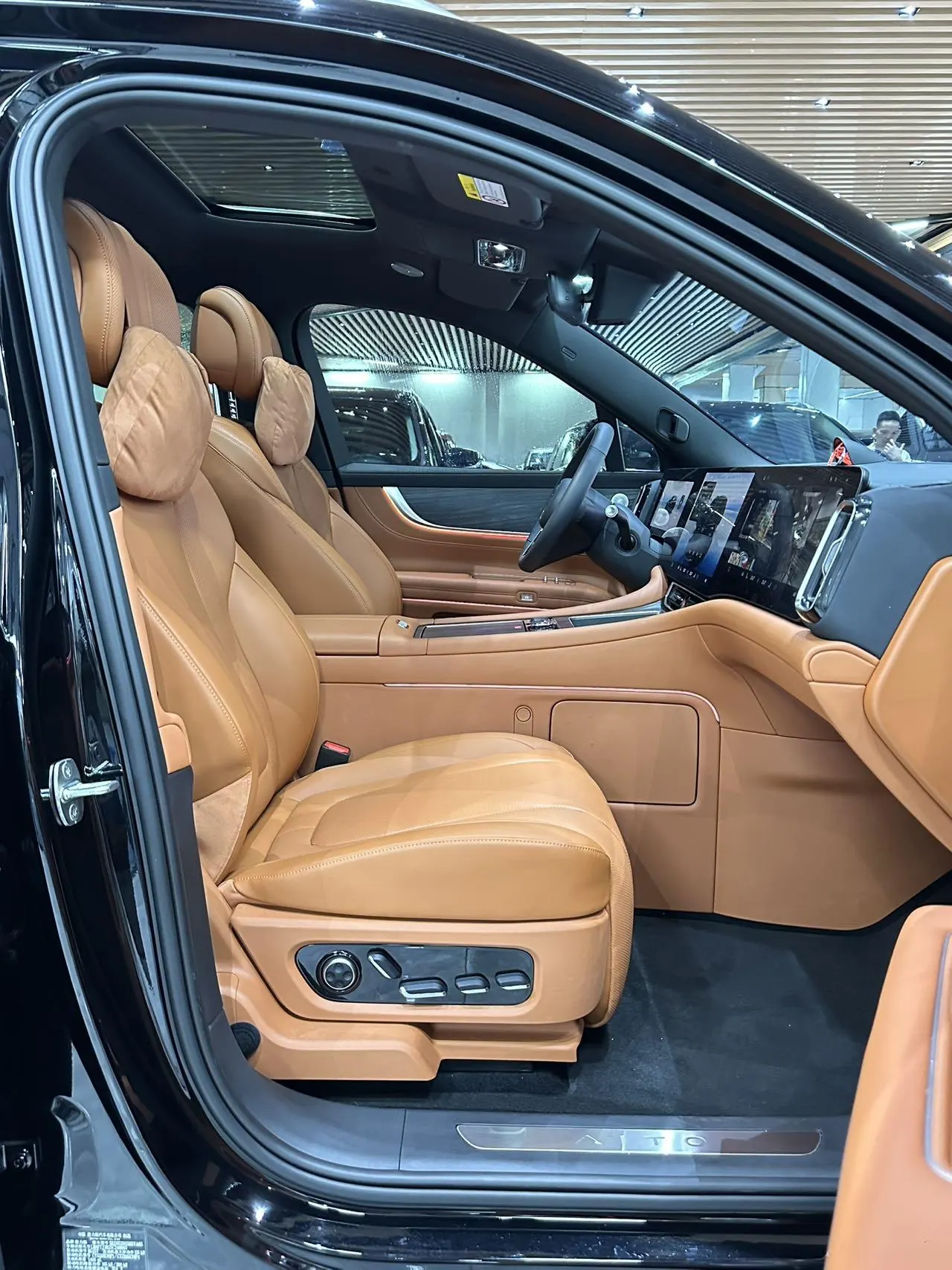 AITO 2025 AITO M9 extended range Ultra version 52kWh6 seat version automatic gear 13