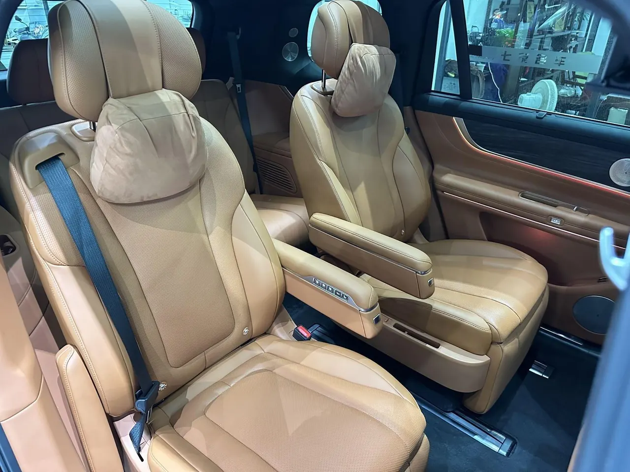 AITO 2025 AITO M9 extended range Ultra version 52kWh6 seat version automatic gear 16