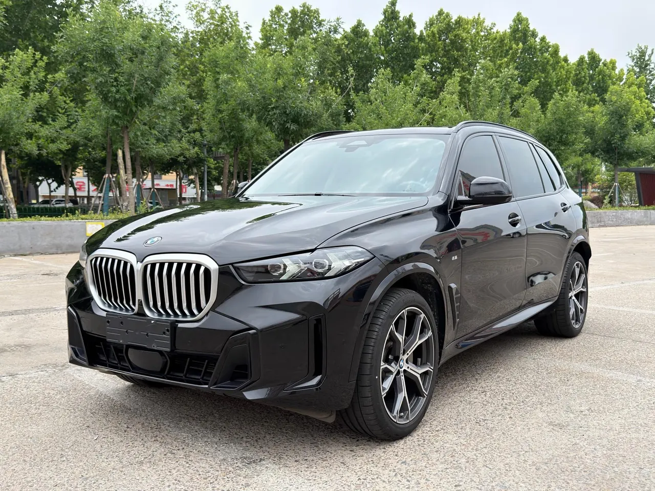 Открыть галерею: BMW 2023 X5 xDrive30Li 48V 2.0T exclusive m sports obsidian night suit automatic gear