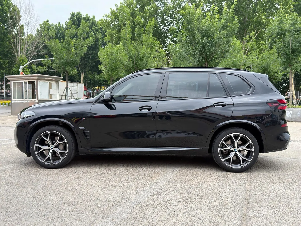 BMW 2023 X5 xDrive30Li 48V 2.0T exclusive m sports obsidian night suit automatic gear 3