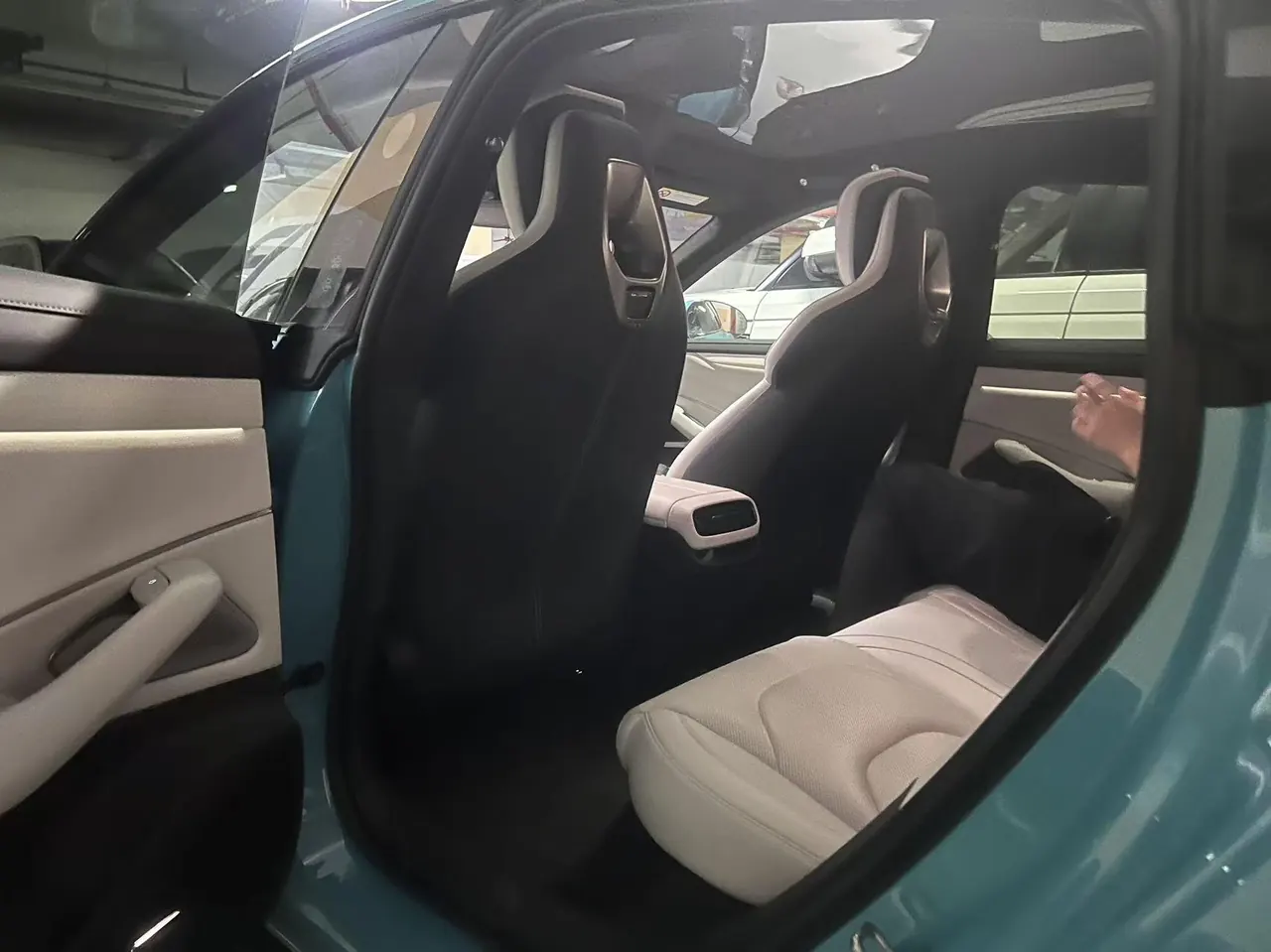 MI 2024 SU 7 750km Four-wheel Drive Max Founding Edition Automatic Gear 5