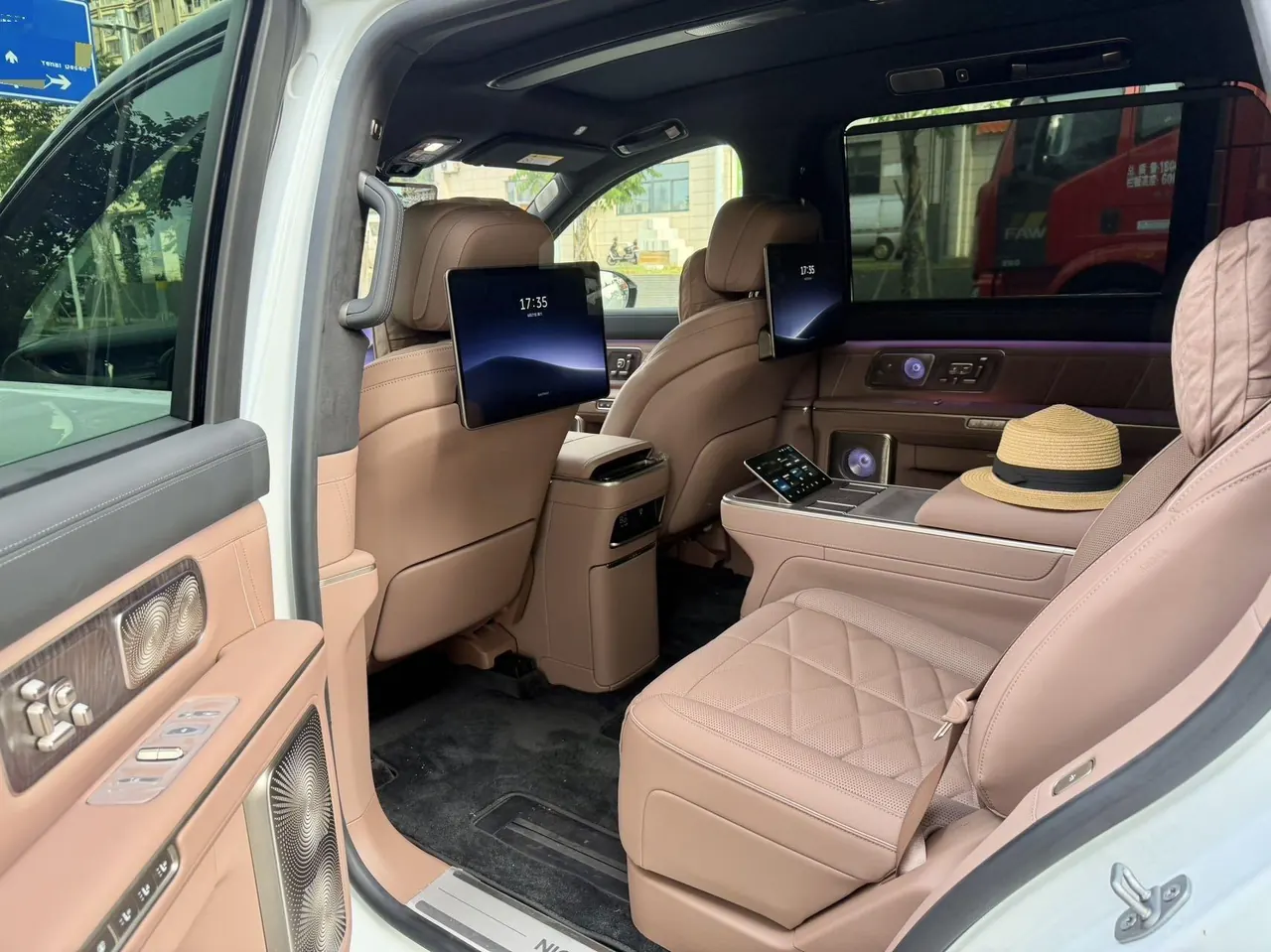 NIO 2026 ES 9 102kWh Executive Island Deluxe Automatic Gear 5